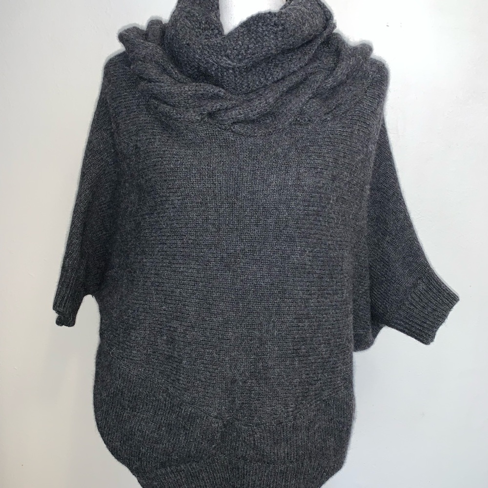Like new Vince. Women’s Alpaca Wool Blend Sweater Short Sleeve Cowl Neck Gray L